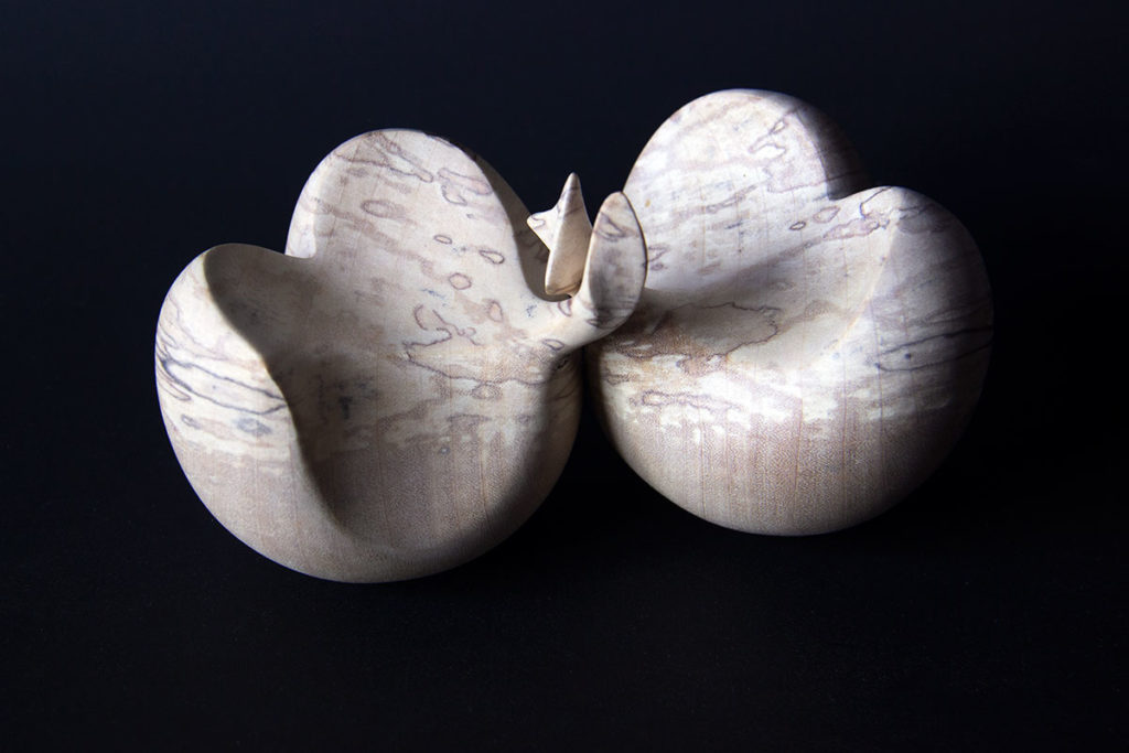 Top view of the turned sculpture "Duo" (sensory and ergonomic sculpture in the hand, inspired by the shape of the heart, in spalted birch) composed of two dissociable elements, here intertwined - Original creation by Coralie Saramago