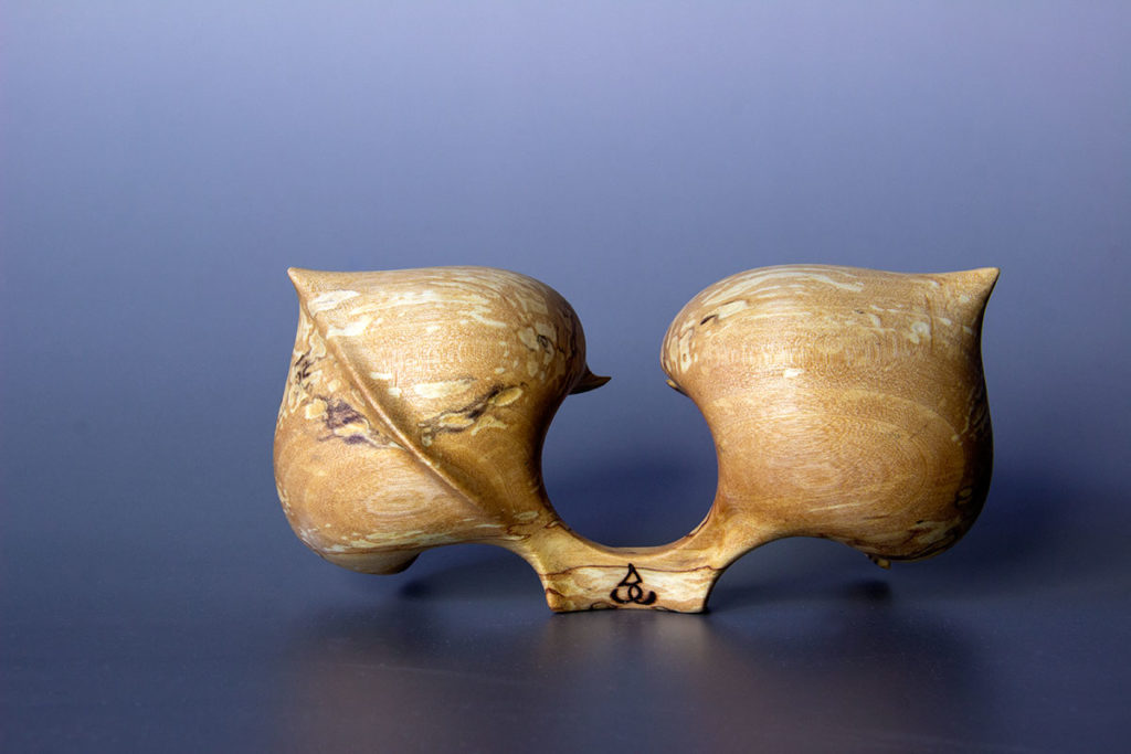 Vue de dos de la sculpture tournée "graine de couple"  en bouleau échauffé composée de deux éléments en forme de coeurs non dissociables - Création originale de Coralie Saramago