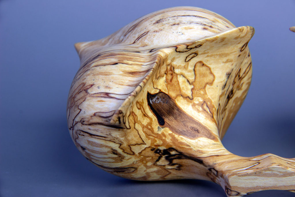 detailled view of the "Couple Seed" sculpture in spalted birch composed of two heart-shaped elements that cannot be separated - Original creation by Coralie Saramago