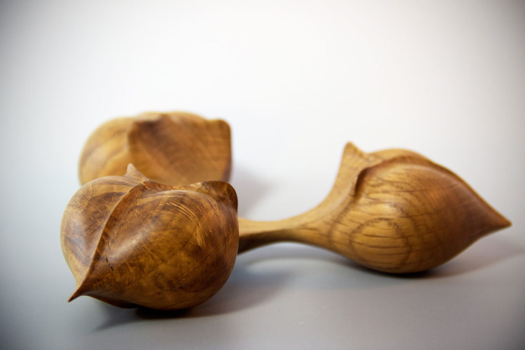 Side view of the "connection seed" in white oak, original creation by Coralie Saramago.